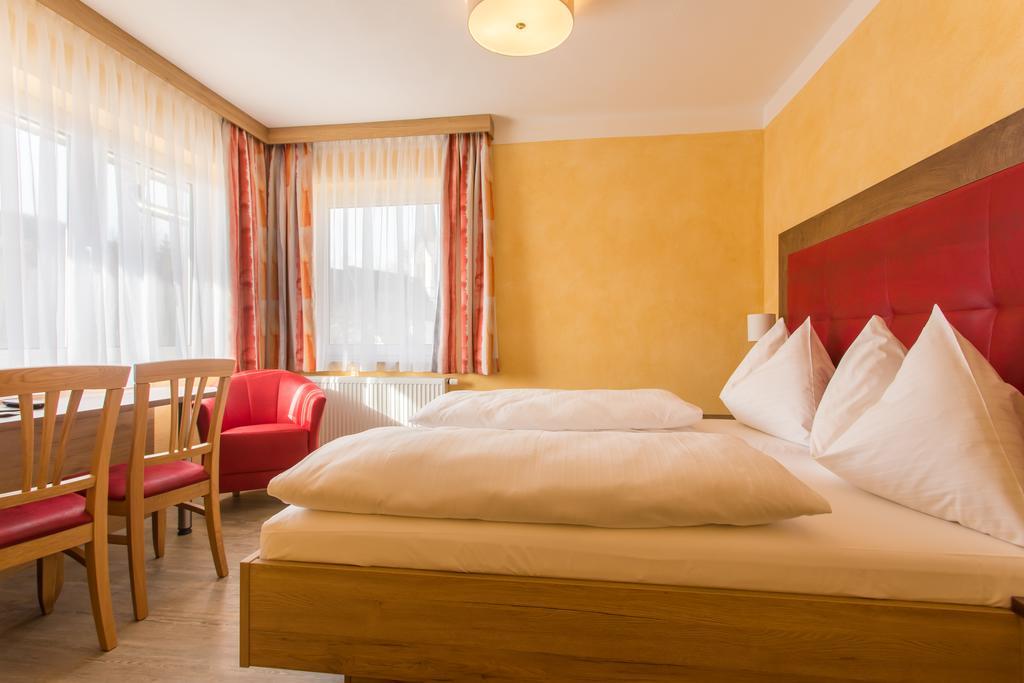 Hotel Freiensteinerhof Superior Sankt Peter-Freienstein Bagian luar foto